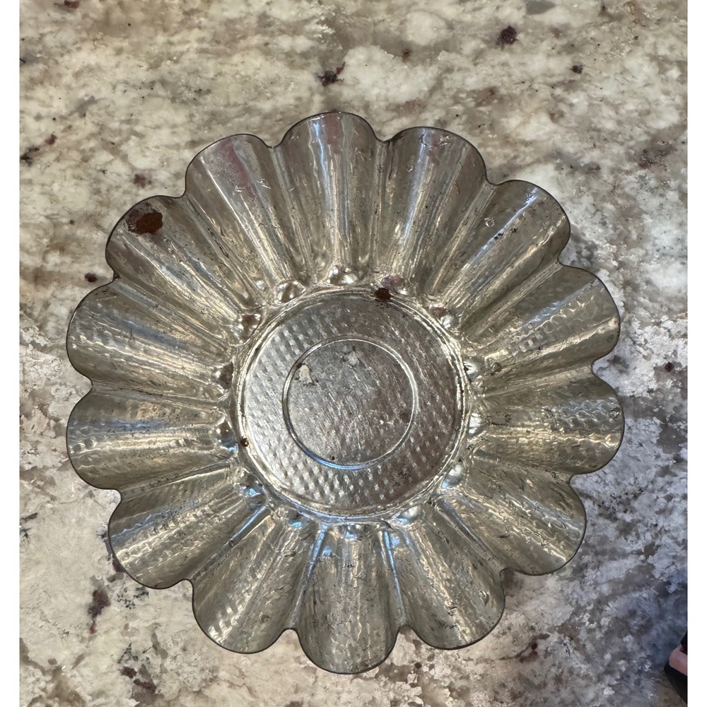 Vintage Fluted Metal Scalloped Mold Round Hammered Texture Silver Tone 8.5 Inch